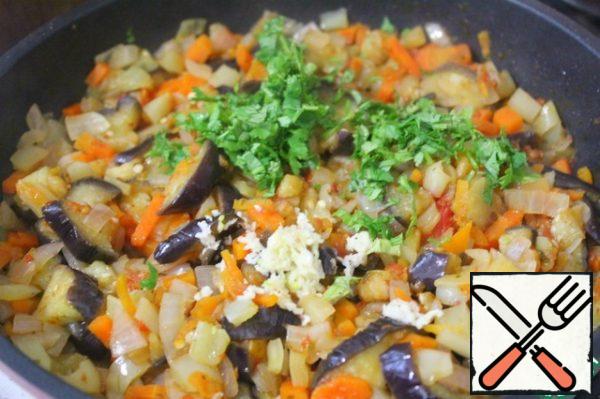 Squeeze the garlic into the vegetables.
Turn off the heat, add the chopped herbs and mix.
It tastes best when the eggs are well cooled.
