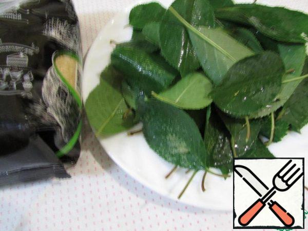 Rinse the cherry leaves in boiled cold water.
