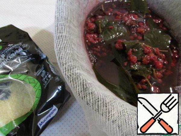 Strain the cooled berry syrup through two layers of gauze, trying not to mash the berry.
