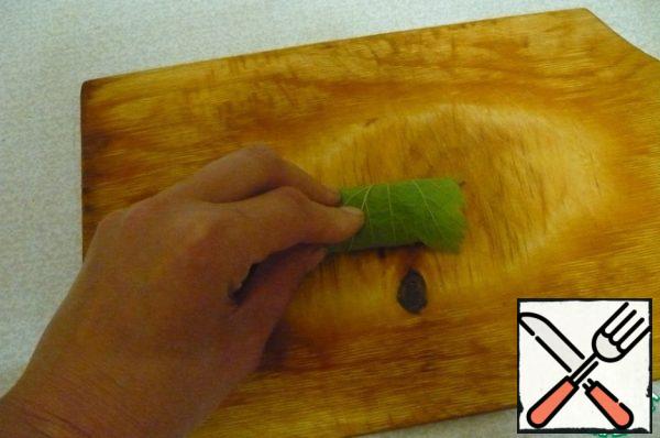 For convenience, I take the largest sheet and the rest on it. I roll it into a tube and slice it.
