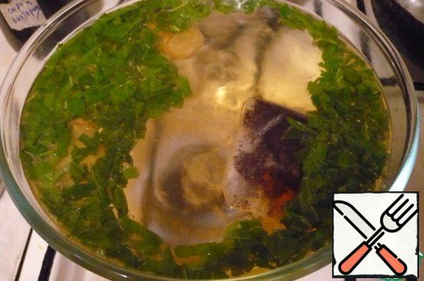 Now put the chopped grass and tea, bring to a boil and cook for 2 minutes.
