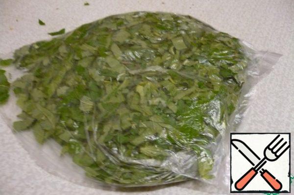 By the way, these herbs I do not dry for the winter, and freeze. Wash, dried water, cut, put it in a bag, level, to make it flat and freeze. When necessary, broke off and cooked.