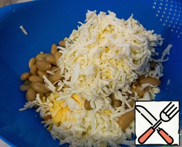 Add the beans and melted cheese, grated on a fine grater.