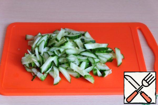Cut the cucumber into thin cubes.
