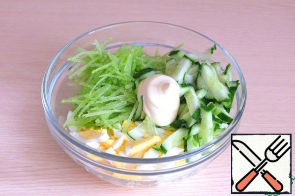 Ingredients for the salad in a bowl, add a small amount of mayonnaise and salt to taste.