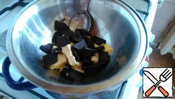 First step - melt the butter and chocolate in a water bath, pre-dividing everything into pieces.