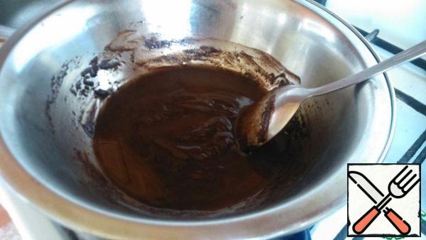 We wait until our mass melts, and mix everything to a homogeneous consistency.
