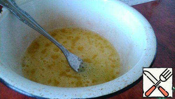 In another bowl, mix 2 eggs, 100 g of sugar and a pinch of salt.
