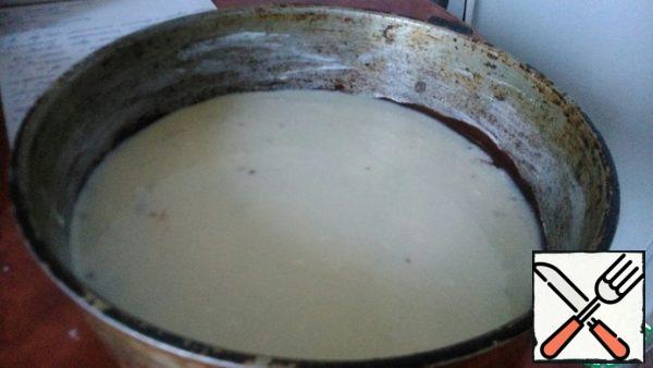 Put half a layer of cheesecake on top, flatten in the mold.
