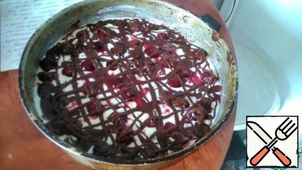 Finally, the last layer.
If desired, pour the chocolate dough into a mold or decorate as your imagination tells you.
Our dessert is sent to the oven for 45 minutes at a temperature of 180 degrees.