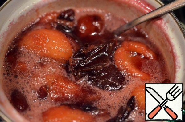 Then add sugar, put on fire and bring to a boil.
Reduce the heat and cook for 5 minutes.