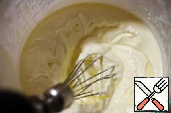 While the sauce is cooling, prepare the ice cream.
Whisk the cold cream to firm peaks.