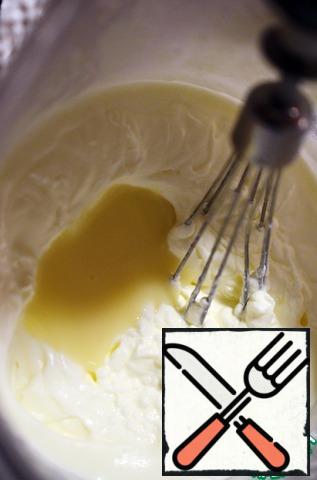 Add the condensed milk.
If you like sweeter, you can add more than half of the banks.
