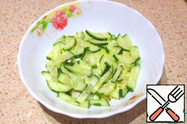 Put cucumber straws on a layer of sour cream.
