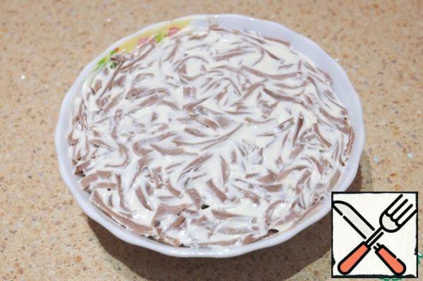 Cut the tongue into strips, smear with sour cream.
