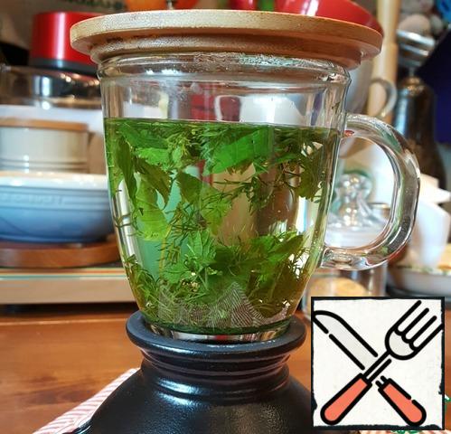 Boil water. Put in a Cup of 1 tsp nettle leaves and dill, pour boiling water. Leave for 20 minutes.
