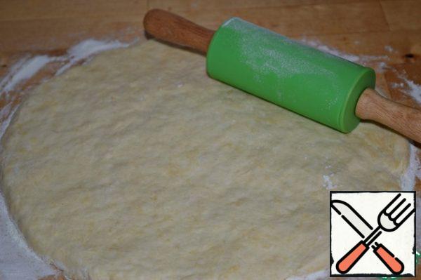 The work surface lightly flour and roll out the dough into a circle with a diameter of more than your shape 3 cm (my form 22 cm) using a rolling pin to transfer the dough into the mold, to form ledges. (butter to grease the form is not necessary)