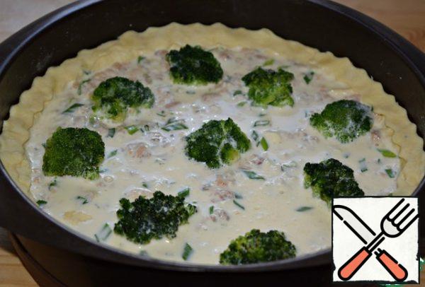 Pour the egg-cream mixture. Pressed into a pie broccoli florets. (the cabbage to defrost is not necessary)