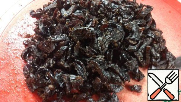 Wash the prunes, steam them, chop them (you can make them even smaller than in the photo).
