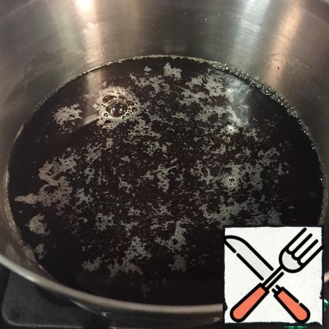 Sugar, brown sugar and vanilla sugar pour water and bring to a boil.