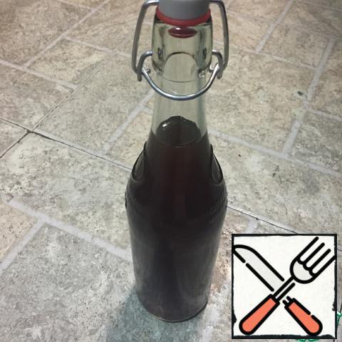 Pour into a bottle, close, allow to cool for an hour and remove for 2 days in the refrigerator.
