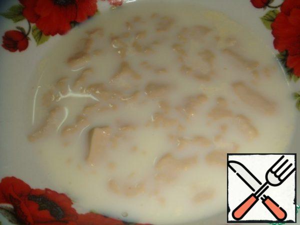 In 50 ml of warm milk dissolve 1 teaspoon of sugar, add yeast and leave until foam caps.