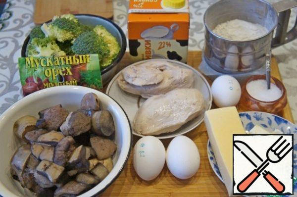 Prepare the products.
Boil the chicken fillet until tender, about 20 minutes after boiling. If the broccoli is frozen, pre-defrost it.
However, with fresh broccoli, the pie turns out much tastier.
Grate the cheese on a fine grater.