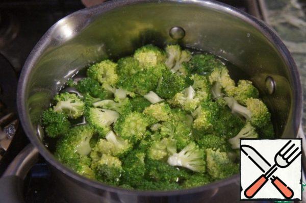 Fresh broccoli divide into florets and cook in boiling, salted water 4 minutes.