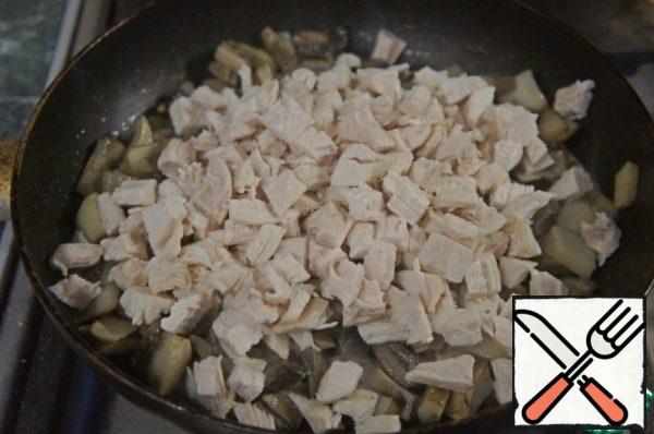 Fry the mushrooms for 10 minutes, then add the chicken and fry for another 10 minutes.