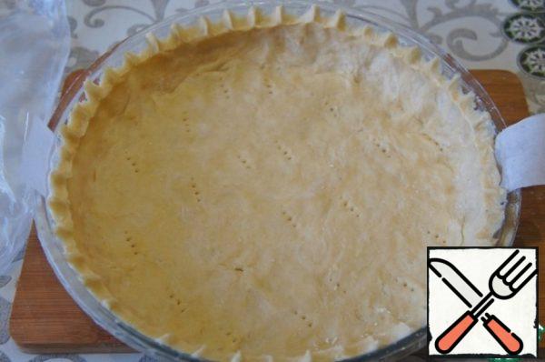 Grease the mold (I have a diameter of 26 cm and a height of 4 cm) with butter or cover with baking paper, lay out the dough to make the sides.
