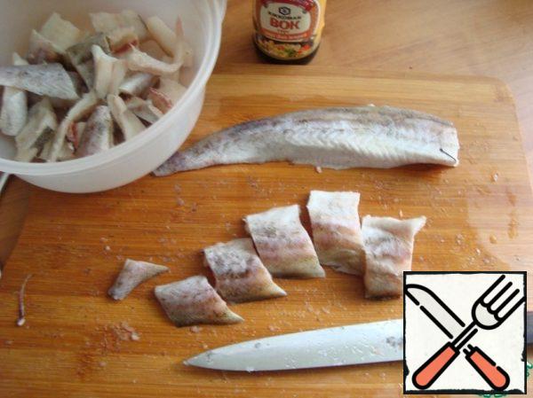 Cut the fillet into slices about 3 cm wide and send it to a suitable dish for marinating pollock in soy sauce.
