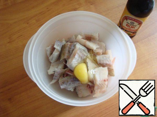 Break the egg into a bowl with pieces of fish and roll all the pieces in the egg with a spoon.
