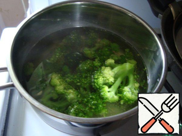 Broccoli boil for 3 minutes in unsalted water, discard in a colander.
