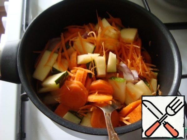Pour oil into a saucepan with a thick bottom and spread all the vegetables at once. I'm not. Vegetables can be fried. I was stewing vegetables.
