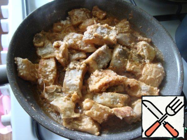 Spread on the pan in the oil. I have a non-stick frying pan, and I poured a minimum of oil. The fish can be simply fried to a beautiful color. I just put it out by pouring the marinade from under it into the pan. Did minutes 10.