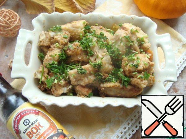 Put the fish on top. Pour over the remaining sauce after hot processing of fish and vegetables. Finely chop the fresh parsley and sprinkle the dish.
