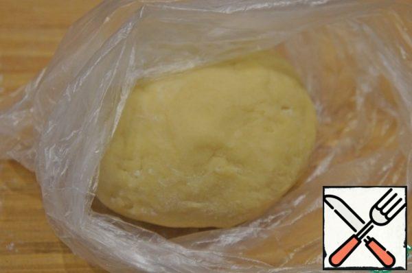 Knead the dough from flour, softened butter, 1 egg, milk and salt.
Wrap the dough in a film and refrigerate for 30 minutes.