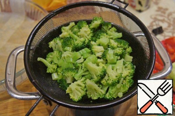 Lower the broccoli in boiling salted water, cook for 3-4 minutes, put it in a colander and immediately pour over with cold water to stop the heat treatment process.