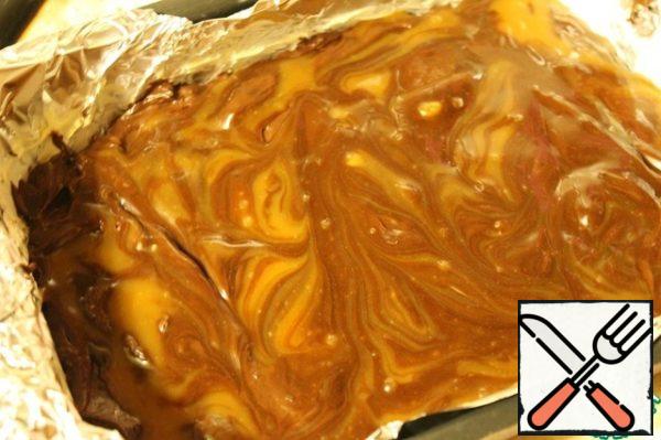Then add the remaining dough and caramel again. With a fork gently mix the mixture to get a picture of "marble". Bake in a preheated 180 degree oven for 40-45 minutes. 