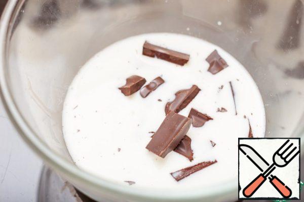 In the hot cream, break the chocolate, mix until smooth.
