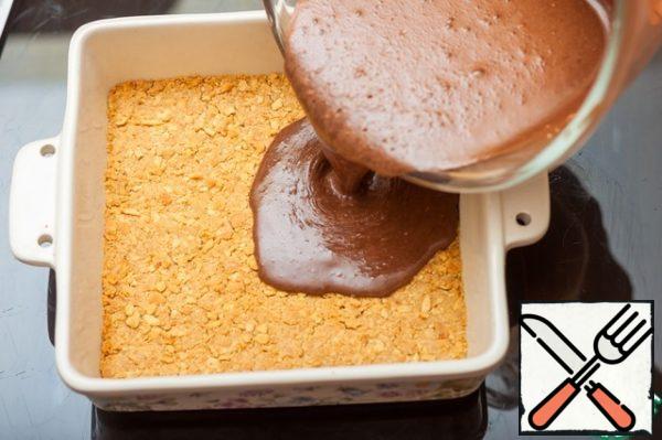 Pour the chocolate mass onto the baked base and put it in the oven for 15 minutes.

