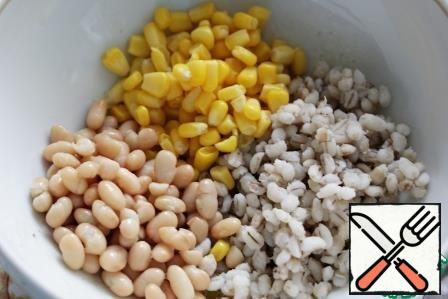 Put pearl barley, corn and beans in a Cup.
