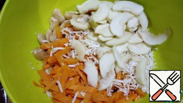 Beans in advance to soak and boil. Boil carrots and cut into strips. Grate the celery root on a fine grater. Apple peel and cut into thin slices.