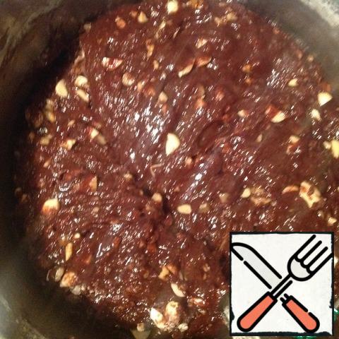 Nuts chop (to enhance the taste, I pre-fry in a dry pan), mix with flour and gradually, in small portions to interfere in the chocolate mass.