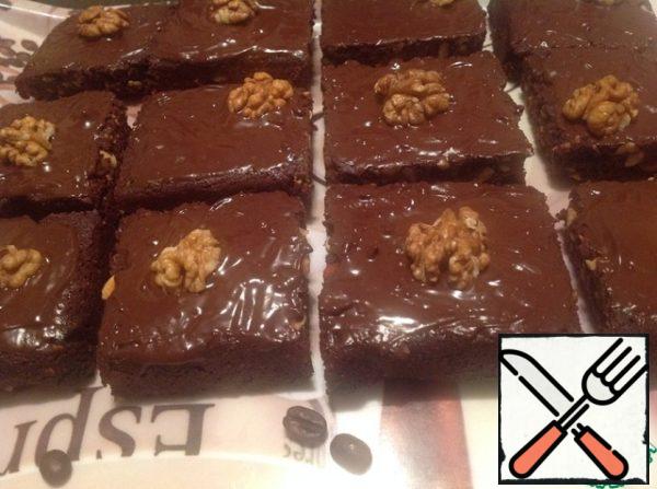 The finished product is hot cut into 12 squares. On each put a teaspoon of peanut nougat, nougat - half of a walnut. These brownies are better to eat immediately, while they are still slightly damp inside, as do the Americans. Bon appetit!