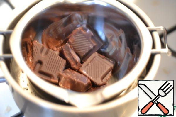 Chocolate (100g) melt in a water bath.
Melt the butter in the microwave.