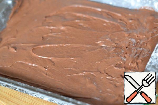 In the bowl of the mixer spread the eggs and sugar.
Beat until yellow and air mass.
Add melted butter and chocolate. Beat.
Add the loose mixture. Beat.
Form for baking (22x28cm) grease with oil and sprinkle with flour. Shake off excess flour.
Spread the chocolate dough in the pan.