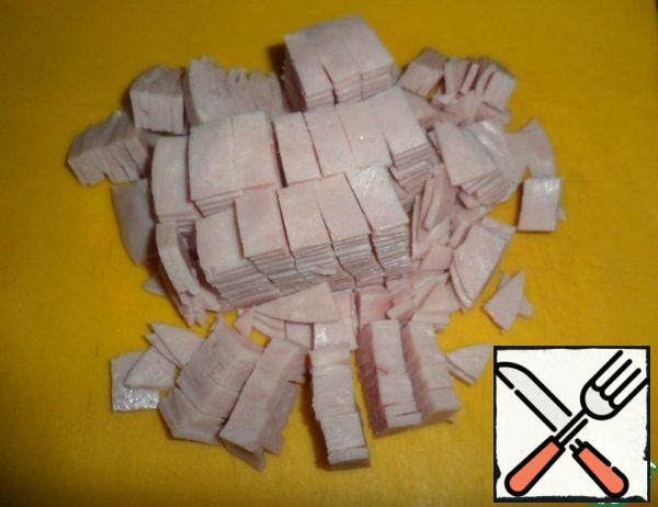 Cut the ham into medium strips.
