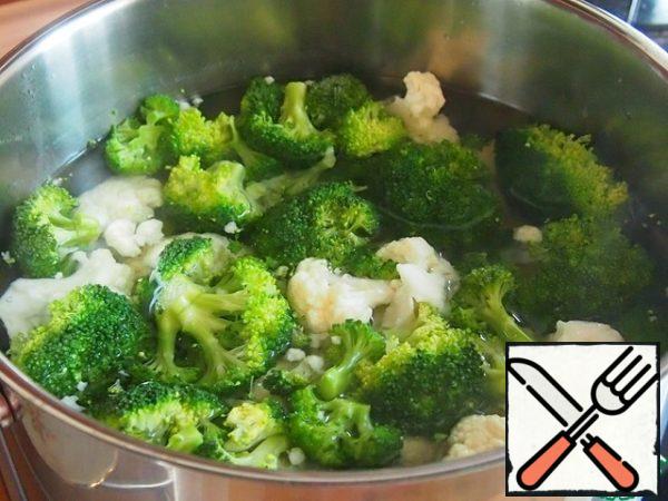 The cauliflower and small broccoli are disassembled into inflorescences and boiled in salted water until soft.
