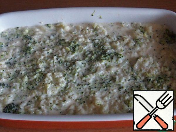We throw the boiled cabbage into a colander, put it in a baking dish and pour the filling. The size of the mold depends on the size of the cabbage, I have a shape of 18 x 28 cm. With a fork, lightly press down the cabbage so that it is covered with stuffing.
